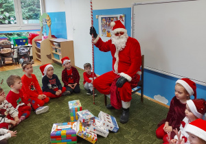 Spotkanie dzieci z Mikołajem