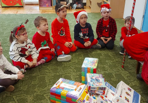 Spotkanie dzieci z Mikołajem