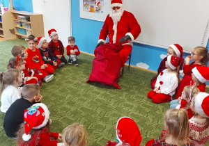 Spotkanie dzieci z Mikołajem