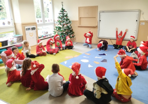 Dzieci zgłaszają się do zabawy