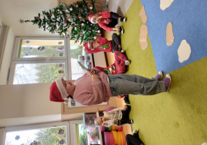 Dziewczyna ogląda obrazek