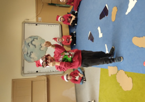 Chłopak ogląda obrazek