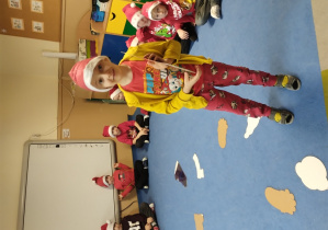 Chłopak ogląda obrazek