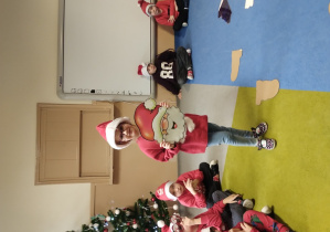 Dziewczyna ogląda obrazek