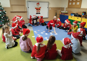 Dzieci grają memory