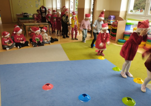 Dzieci przeskakują przez przeszkody