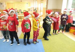 Dzieci podają paczki z prezentami
