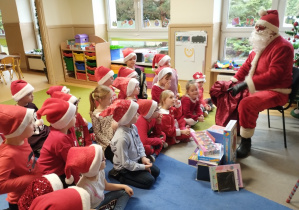 Dzieci rozmawiają z Mikołajem