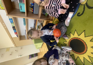 Dziewczyna trzyma dynię