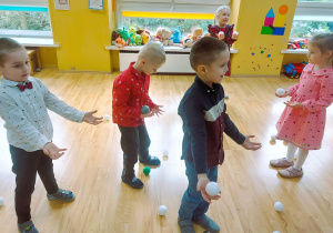 Dzieci tańczą