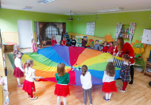 Dzieci trzymają chustę animacyjną