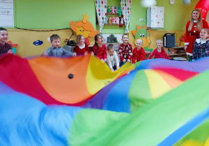 Dzieci trzymają chustę animacyjną