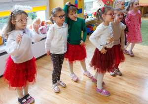 Dzieci tańczą w trakcie balu świątecznego