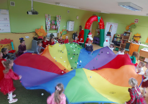 Dzieci podrzucają piłeczki leżące na chuście animacyjnej