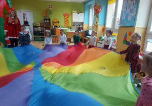 Dzieci bawią się chustą animacyjną