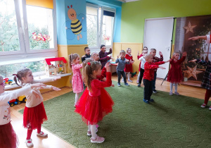 Dzieci tańczą