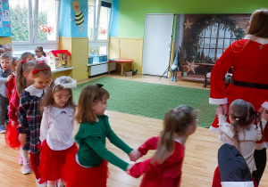 Dzieci bawią się w pociąg