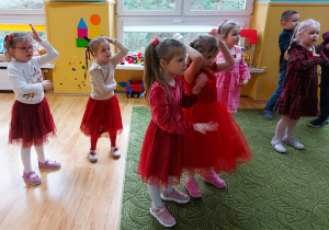 Dzieci tańczą