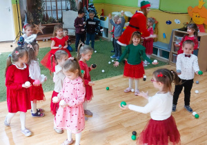 Dzieci tańczą