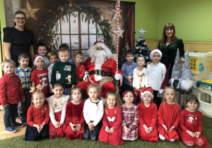 Dzieci pozują do zdjęcia z Mikołajem