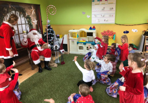 Dzieci rozmawiają z Mikołajem