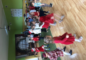 Dzieci tańczą w sali