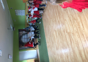 Dzieci bawią się w pociąg