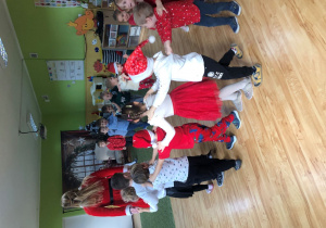 Dzieci bawią się w pociąg przy muzyce