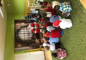 Dzieci rozmawiają z Mikołajem