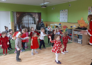 Dzieci tańczą na balu świątecznym
