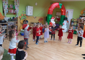 Dzieci tańczą na balu świątecznym