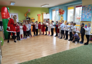 Dzieci robią pociąg