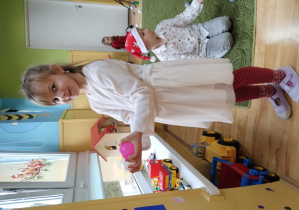 Dziewczynka bawi się z nieruszanie