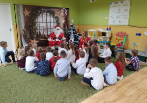 Dzieci rozmawiają z Mikołajem