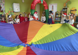 Dzieci bawią się chustą animacyjną.