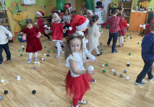 Dzieci bawią się kulkami.