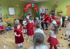 Dzieci bawią się kulkami.