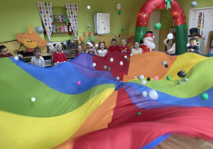 Dzieci podrzucają kulki.