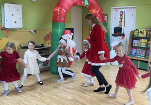Dzieci tańczą
