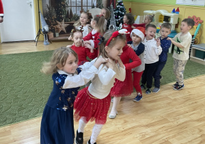 Dzieci tańczą