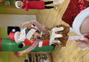 Dziewczynka tańczy.