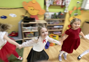 Dziewczynki tańczą.