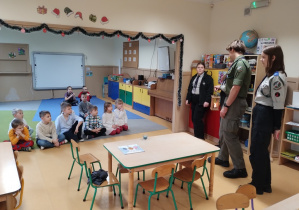 Dzieci rozmawiają z harcerzami