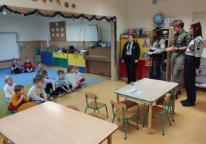 Dzieci rozmawiają z harcerzami