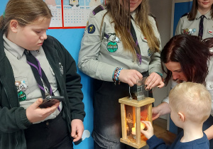 Przekazanie przez zduńskowolskich harcerzy Betlejemskiego Światła Pokoju