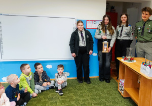 Przekazanie przez zduńskowolskich harcerzy Betlejemskiego Światła Pokoju
