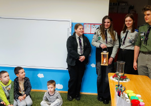 Przekazanie przez zduńskowolskich harcerzy Betlejemskiego Światła Pokoju