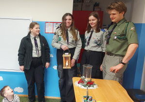 Przekazanie przez zduńskowolskich harcerzy Betlejemskiego Światła Pokoju