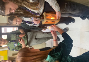 Pani Dyrektor odpala płomyk od harcerzy