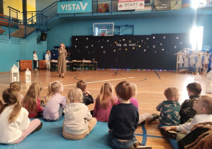 Dzieci słuchają wprowadzenia do przedstawienia